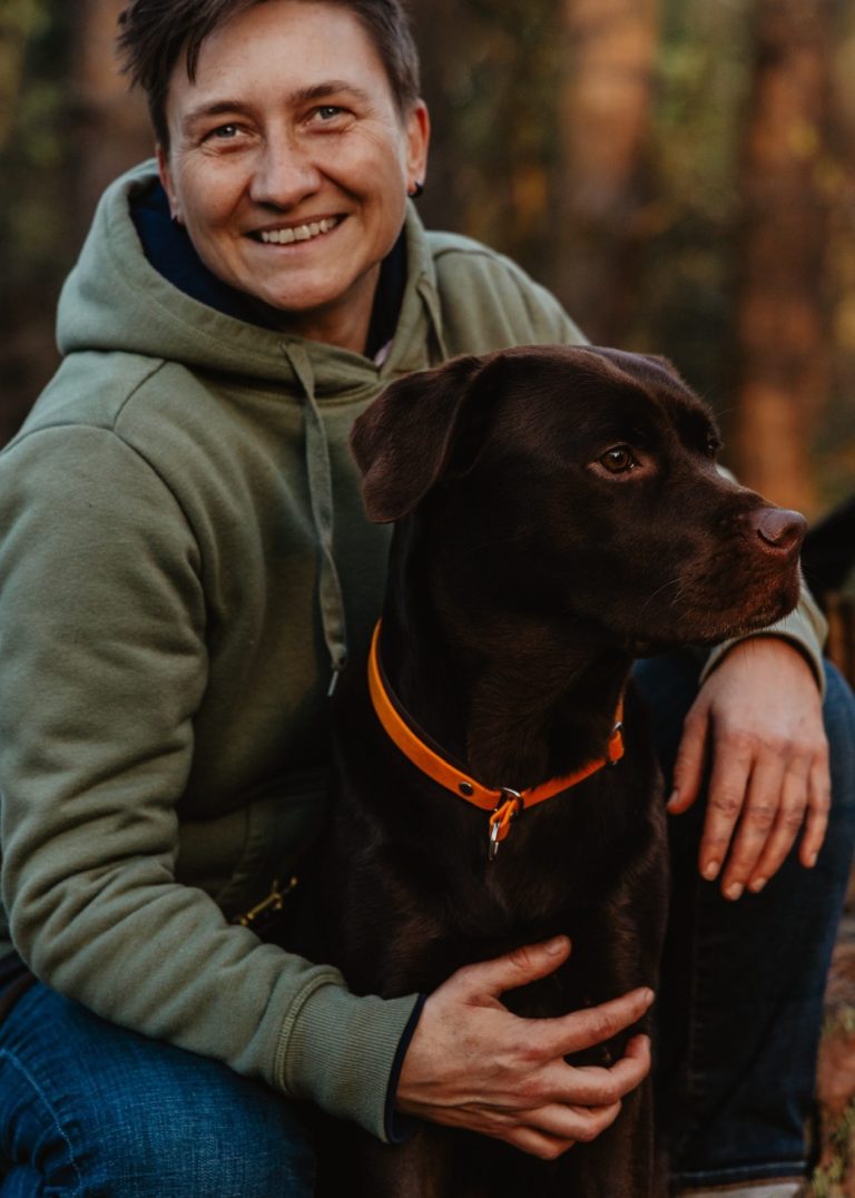 Hundetrainerin mit Hund beim Training in Berlin